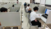 Penanggung Jawab Lokasi UTBK Rumpun Ilmu Kesehatan (RIK) UI Rina Rahmawati mengtatakan, petugas akan mengecek peserta yang keluar-masuk ruangan seperti pergi ke toilet untuk menghindari kecurangan. “Setiap peserta juga dilarang menulis atau mencoret apa pun di dalam kartu peserta selama ujian berlangsung,” kata Rina. Foto: Dok. Humas UI 2022
