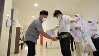 Peserta UTBK di Unair harus datang paling lambat 60 menit sebelum ujian dimulai dan masuk ruangan 30 menit sebelum ujian. Ada pemeriksaan metal detector untuk menghindari kecurangan. Ketika ujian dimulai, peserta yang terlambat tidak diperkenankan masuk ruang ujian. Foto: Dok. Unair