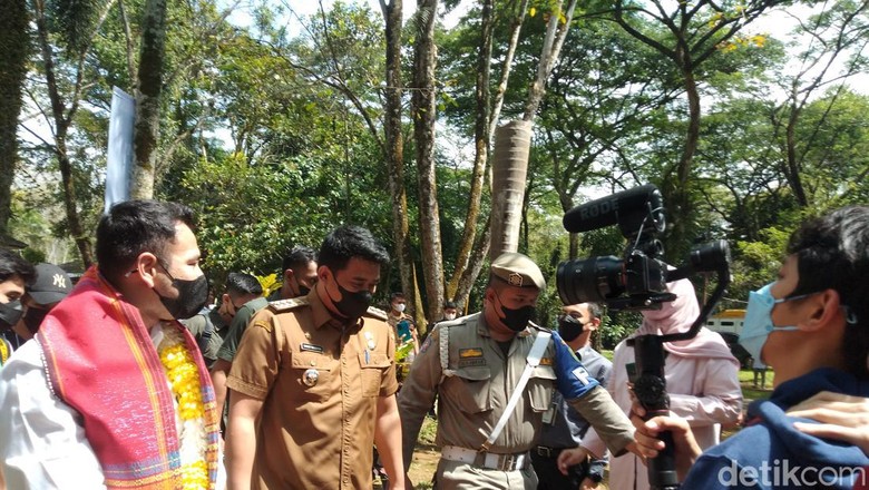 Wali Kota Medan Bobby Nasution bersama Raffi Ahmad di Medan Zoo Wali Kota Medan Bobby Nasution bersama Raffi Ahmad di Medan Zoo