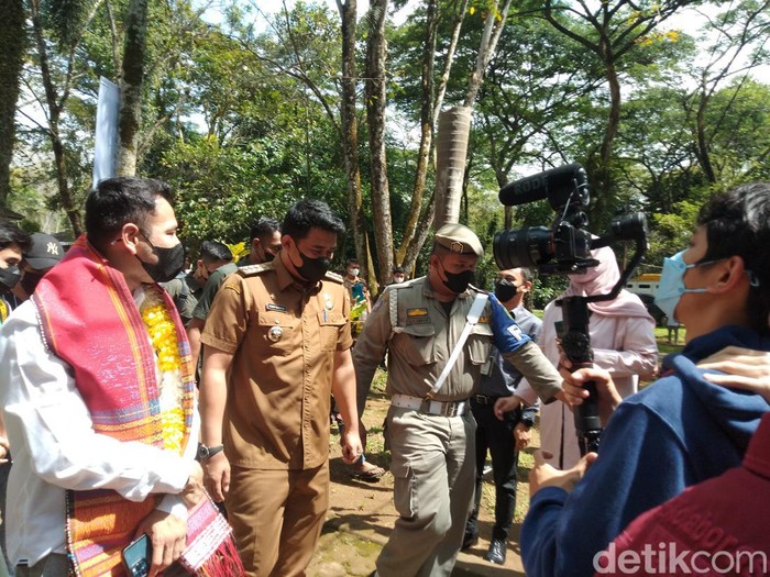 Wali Kota Medan Bobby Nasution bersama Raffi Ahmad di Medan Zoo