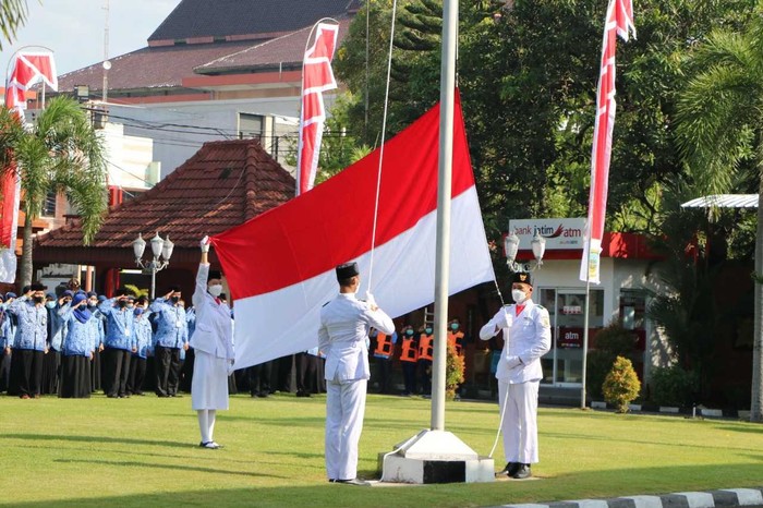 Walkot Mojokerto Ika Puspitasari saat upacara pengibaran Bendera Merah Putih untuk memperingati Hari Pendidikan Nasional (Hardiknas) Tahun 2022 pada Jumat (13/5) lalu.
