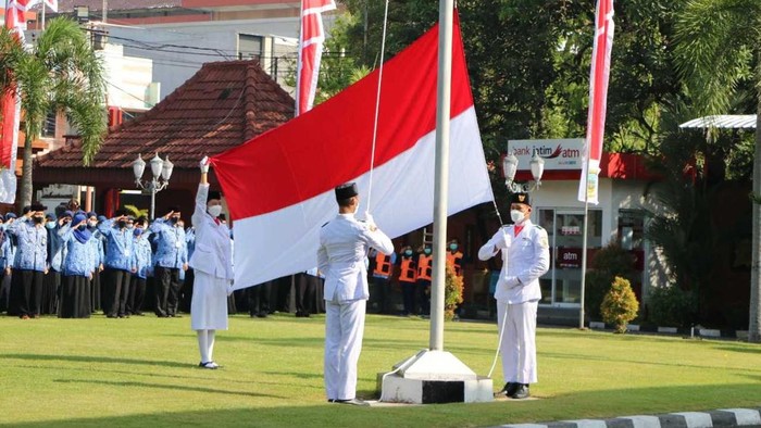 Walkot Mojokerto Ika Puspitasari saat upacara pengibaran Bendera Merah Putih untuk memperingati Hari Pendidikan Nasional (Hardiknas) Tahun 2022 pada Jumat (13/5) lalu.
