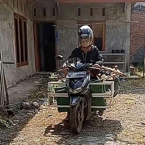 Viral Hijabers Bisnis Dekor Lamaran, Angkut Perlengkapan Sendiri Pakai Motor