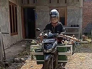 Viral Hijabers Bisnis Dekor Lamaran, Angkut Perlengkapan Sendiri Pakai Motor