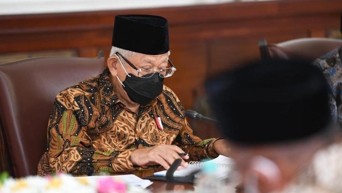 Wapres Maruf Amin saat mendampingi Presiden Jokowi dalam rapat soal persiapan haji 2022