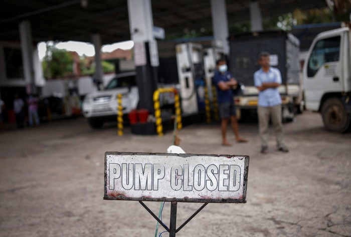 People wait in a queue to buy petrol at a fuel station, amid the countrys economic crisis in Colombo, Sri Lanka, May 16, 2022. REUTERS/Adnan Abidi