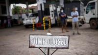 Pengemudi lainnya mengatakan pom bensin yang dia tunggu kehabisan bahan bakar. Ia mengaku sudah berada di pom bensin itu sejak pukul 7 - 8 pagi. (Adnan Abidi/Reuters)
