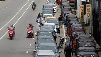 Sementara itu di Kolombo yang merupakan kota metropolitan Sri Lanka, antrean panjang kendaraan terjadi di pom bensin selama berjam-jam. Salah seorang pengemudi menuturkan menghabiskan waktu enam hingga tujuh jam hanya untuk mendapatkan bensin. (Adnan Abidi/Reuters)