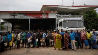 Ranil mengatakan dalam waktu dekat akan mendapatkan bantuan berupa bensin dan solar dalam bentuk utang dari India. Kendati negara tersebut juga mengalami kekurangan stok berupa 14 obat-obatan penting. (Adnan Abidi/Reuters)