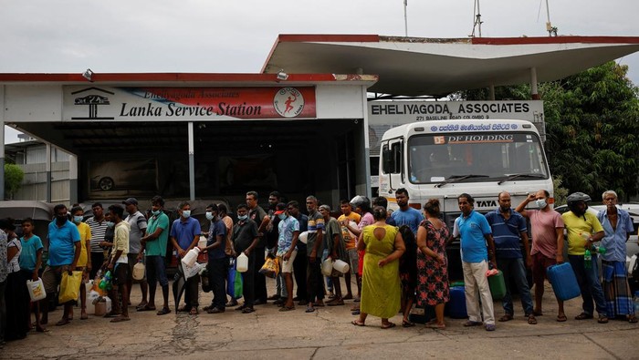 People wait in a queue to buy petrol at a fuel station, amid the country's economic crisis in Colombo, Sri Lanka, May 16, 2022. REUTERS/Adnan Abidi