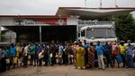 Stok BBM di Sri Lanka Tinggal Sehari, Antreannya Panjang Banget