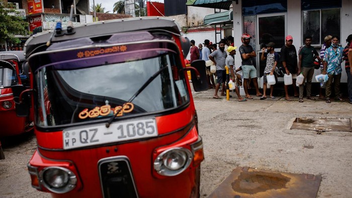 People wait in a queue to buy petrol at a fuel station, amid the country's economic crisis in Colombo, Sri Lanka, May 16, 2022. REUTERS/Adnan Abidi