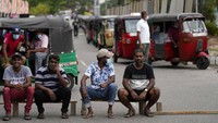 Pengiriman BBM diesel menggunakan jalur kredit India tiba di negara itu pada Minggu lalu. Namun, pasokannya belum didistribusikan ke seluruh pulau. Menteri Tenaga Kerja Kanchana Wijesekera meminta masyarakat untuk tidak mengantre atau mengisi ulang bahan bakar dalam tiga hari ke depan sampai pengiriman ke 1.190 SPBU selesai. (Eranga Jayawardena/AP Photo)