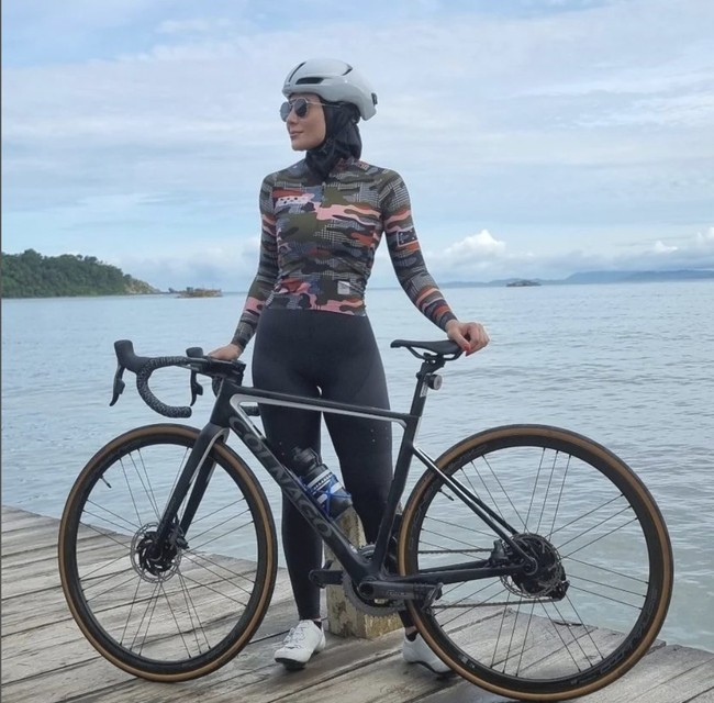 Selain ngegym, ibu dari tiga anak tersebut juga diketahui suka bersepeda. Begini gaya terbarunya ketika gowes selagi menikmati pemandangan di Aceh. Ibu dari Shaloom Razade itu terlihat mengenakan hijab.Foto: Instagram/Wulan Guritno