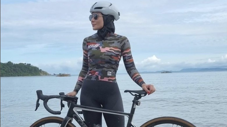 Wulan Guritno di Aceh Wulan Guritno memuji keindahan pariwisata dan kuliner Aceh saat mengikuti balap sepeda Tour de Aceh 2022 etape II dengan jarak sekitar 34 kilometer dari Kota Banda Aceh.