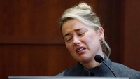 Adapun bukti dalam kasus sebelumnya bahwa kotoran di tempat tidur adalah milik Amber Heard, dia terus bersikeras bahwa kotoran itu milik anjing. Foto: REUTERS/POOL