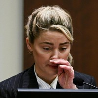 Pengacara Johnny Depp, Camille Vasquez juga pernah memberikan komentar pedas terkait sejumlah kesaksian Amber Heard selama sidang. Camille mengatakan bahwa Amber Heard sering pura-pura menangis dan memberikan kesaksian palsu. Foto: REUTERS/POOL