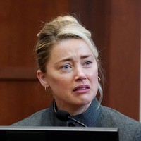 Sambil menangis, Amber Heard mengaku pernah dilempar botol oleh Johnny Depp. Foto: REUTERS/POOL