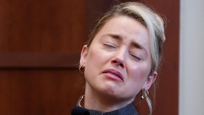 Actor Amber Heard testifies in the courtroom at the Fairfax County Circuit Courthouse in Fairfax, Va., Monday, May 16, 2022.  Steve Helber/Pool via REUTERS