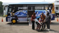 Bantuan bus disabilitas sebagai sarana penunjang mobilitas bagi siswa-siswi YPAC Jakarta. 