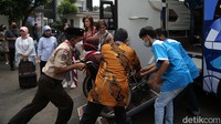 Dengan bus ini, penyandang disabilitas dapat berpergian dengan mudah.