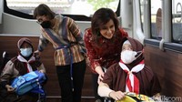 Ketua Yayasan Pembinaan Anak Cacat (YPAC) Jakarta Kumala Insiwi Suryo (kiri) Pembina YPAC Jakarta Irin Kartika Wirjoatmodjo (tengah) dan Wadirut Bank Mandiri Alexandra Askandar (kanan) saat bersama siswa-siswi YPAC Jakarta mencoba bus khusus disabilitas di YPAC Jakarta, Rabu (18/5).