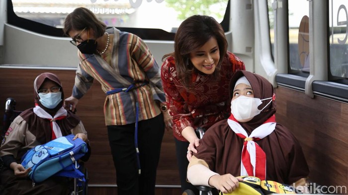 Anak-anak Ini Senang Naik Bus Khusus Disabilitas Anak-anak Yayasan Pembinaan Anak Cacat (YPAC) Jakarta mendapat bantuan bus khusus disabilitas. Bus ini untuk penunjang mobilitas bagi siswa-siswi YPAC Jakarta.