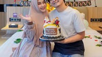 Dalam rangka ulangtahun sang suami, Annisa Rahma memberi kejutan kue ulang tahun bertema lucu. Kuenya dihias dengan potret karakter Anandito. Foto: Instagram @annisarahma_12