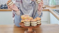 Sebagai istri dan calon ibu, Annisa Rahma kerap masak di dapur. Selain makanan gurih, ia juga bisa membuat aneka kue. Foto: Instagram @annisarahma_12