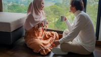 Begini gaya ngopi bareng ala Annisa Rahma dan Anandito. Dudul lesehan sambil menikmati pemandangan hijau dari jendela. Foto: Instagram @annisarahma_12