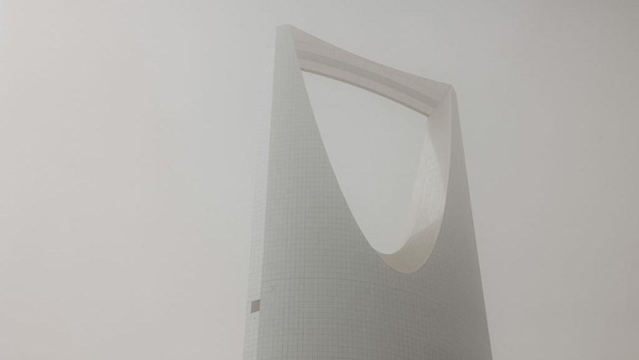 Arab Saudi Dilanda Badai Pasir TOPSHOT - This picture taken on May 17, 2022 shows a view of the monorail station and skyline of the King Abdullah Financial District in the Aqeeq area of Saudi Arabia's capital Riyadh during a heavy dust storm. - A sandstorm engulfed Saudi Arabia's capital and other regions of the desert kingdom on May 17, hampering visibility and slowing road traffic. The thick grey haze made iconic Riyadh buildings such as Kingdom Centre nearly impossible to see from more than a few hundred metres (yards) away, though there were no announced flight delays or cancellations. (Photo by Fayez Nureldine / AFP) (Photo by FAYEZ NURELDINE/AFP via Getty Images)