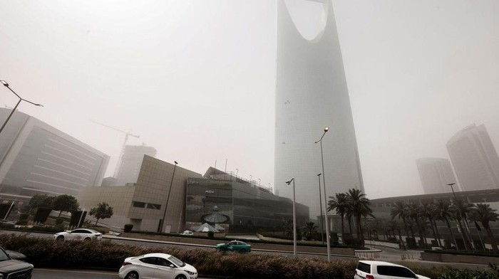Arab Saudi Dilanda Badai Pasir TOPSHOT - This picture taken on May 17, 2022 shows a view of the monorail station and skyline of the King Abdullah Financial District in the Aqeeq area of Saudi Arabia's capital Riyadh during a heavy dust storm. - A sandstorm engulfed Saudi Arabia's capital and other regions of the desert kingdom on May 17, hampering visibility and slowing road traffic. The thick grey haze made iconic Riyadh buildings such as Kingdom Centre nearly impossible to see from more than a few hundred metres (yards) away, though there were no announced flight delays or cancellations. (Photo by Fayez Nureldine / AFP) (Photo by FAYEZ NURELDINE/AFP via Getty Images)