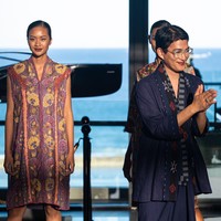 Pada 2020, desainer Oscar Lawalata, anak aktris senior Reggy Lawalata, mengumumkan nama barunya, Asha Smara Darra, setelah bertransisi sebagai perempuan. Semakin kita menerima diri kita, karya kita justru semakin berlimpah-limpah lagi. Dari idenya, inspirasinya. Biar bagaimana juga, karya itu tidak ada batasan. Dalam mengekspresikan diri, kita mungkin ada batasannya, terutama hidup di Indonesia, kata Asha dalam sebuah kesempatan pada Mei lalu. (Foto: Dok. The Apurva Kempinski Bali)