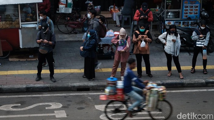 Aturan Dilonggarkan, Warga Tetap Waspada Pakai Masker di Luar Ruangan Presiden Joko Widodo longgarkan kebijakan penggunaan masker. Diketahui, aturan itu hanya berlaku untuk aktivitas di luar ruangan dengan kondisi tidak padat.