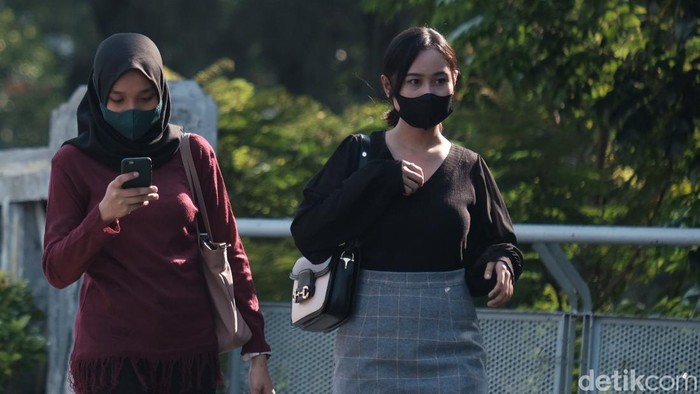 Presiden Joko Widodo longgarkan kebijakan penggunaan masker. Diketahui, aturan itu hanya berlaku untuk aktivitas di luar ruangan dengan kondisi tidak padat.