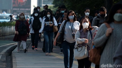 Presiden Joko Widodo longgarkan kebijakan penggunaan masker. Diketahui, aturan itu hanya berlaku untuk aktivitas di luar ruangan dengan kondisi tidak padat.