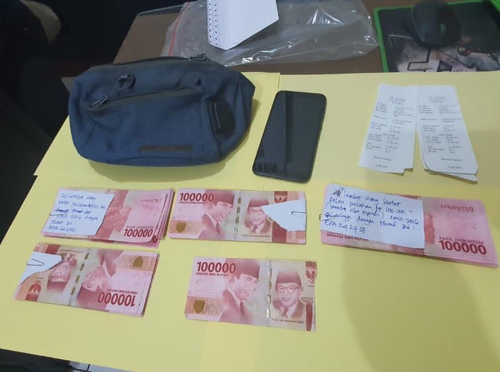 Barang bukti upal di Surabaya
