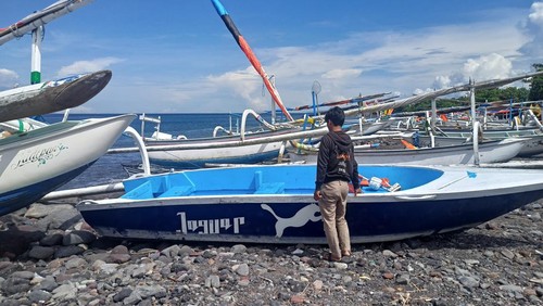 beberapa jukung milik nelayan terparkir di pinggir pantai Ujung Pesisi