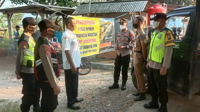 Pemkab Magetan melakukan penutupan pasar hewan untuk mengatisipasi penyebaran semakin meluas.