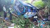 Momen Evakuasi Korban Bus Masuk Jurang Sedalam 50 M di Lampung