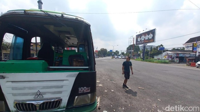 Bus yang digunakan para pelayat takziah terguling di Jembatan layang Kaliabu, Gamping, Sleman, Rabu (18/5/2022).