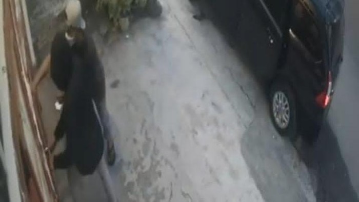 Sekelompok pria menggunakan mobil membobol toko ponsel di Jalan Aip KS Tubun, Kelurahan Panda Hulu I, Kecamatan Medan Kota, Kota Medan. Foto Tangkapan layar