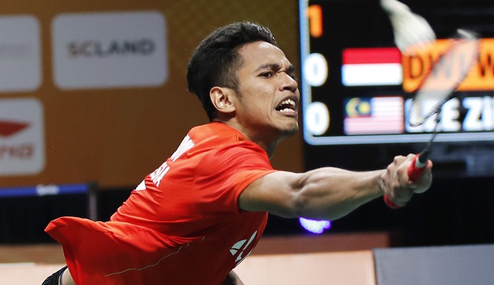 KUALA LUMPUR, MALAYSIA - 2022/02/20: Dwi Wardoyo Chico Aura of Indonesia plays against Lee Zii Jia of Malaysia during the final of the team mens singles match at the Badminton Asia Team Championships 2022 in Shah Alam on the outskirt of Kuala Lumpur. (Photo by Wong Fok Loy/SOPA Images/LightRocket via Getty Images)