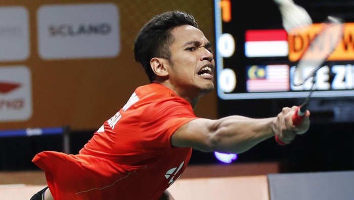 KUALA LUMPUR, MALAYSIA - 2022/02/20: Dwi Wardoyo Chico Aura of Indonesia plays against Lee Zii Jia of Malaysia during the final of the team mens singles match at the Badminton Asia Team Championships 2022 in Shah Alam on the outskirt of Kuala Lumpur. (Photo by Wong Fok Loy/SOPA Images/LightRocket via Getty Images)