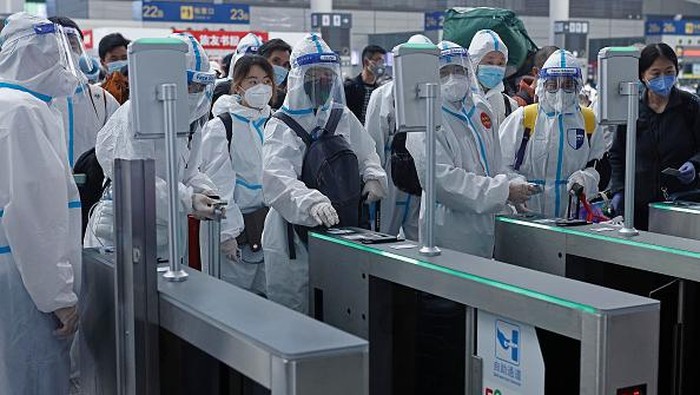 SHANGHAI, CHINA - MAY 17: Passengers in protective suits wait for their trains at Hongqiao Railway Station on May 17, 2022 in Shanghai, China. Shanghai has basically cut off community transmission of COVID-19 in 16 districts and launched a three-phase plan to restore production and life to normal. (Photo by Yin Liqin/China News Service via Getty Images)