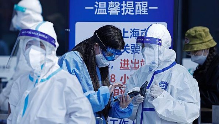 SHANGHAI, CHINA - MAY 17: Passengers in protective suits wait for their trains at Hongqiao Railway Station on May 17, 2022 in Shanghai, China. Shanghai has basically cut off community transmission of COVID-19 in 16 districts and launched a three-phase plan to restore production and life to normal. (Photo by Yin Liqin/China News Service via Getty Images)