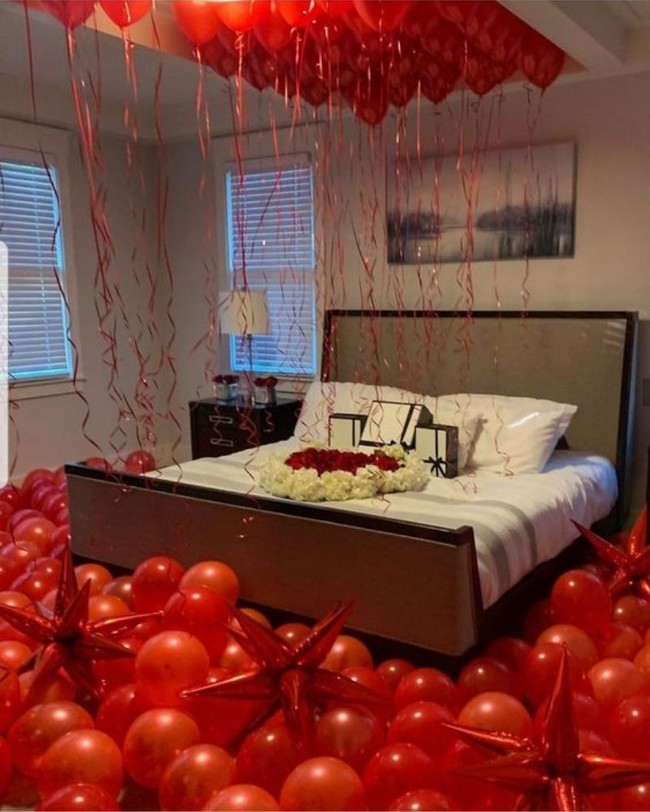 Memenuhi ruangan kamar dengan balon-balon berwarna merah juga bisa membuat malam pertamamu jadi lebih berkesan. Untuk hiasan di tempat tidurnya, kamu bisa menambahkan bunga tabur yang dibentuk hati. Jangan lupa memberikan beberapa kado untuk pasangan yang pastinya akan membuat pasanganmu jadi makin terpukau. Foto: dok. pinterest
