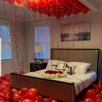 Memenuhi ruangan kamar dengan balon-balon berwarna merah juga bisa membuat malam pertamamu jadi lebih berkesan. Untuk hiasan di tempat tidurnya, kamu bisa menambahkan bunga tabur yang dibentuk hati. Jangan lupa memberikan beberapa kado untuk pasangan yang pastinya akan membuat pasanganmu jadi makin terpukau. Foto: dok. pinterest
