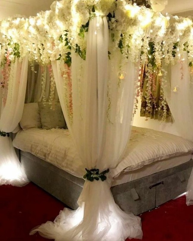 Memilih bunga yang didominasi warna putih juga bisa menjadi pertimbangan untuk dekorasi kamar malam pertama. Untuk mempermanis, kamu bisa menambahkan beberapa bunga berwarna merah muda. Foto: dok. pinterest