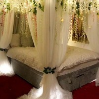 Memilih bunga yang didominasi warna putih juga bisa menjadi pertimbangan untuk dekorasi kamar malam pertama. Untuk mempermanis, kamu bisa menambahkan beberapa bunga berwarna merah muda. Foto: dok. pinterest